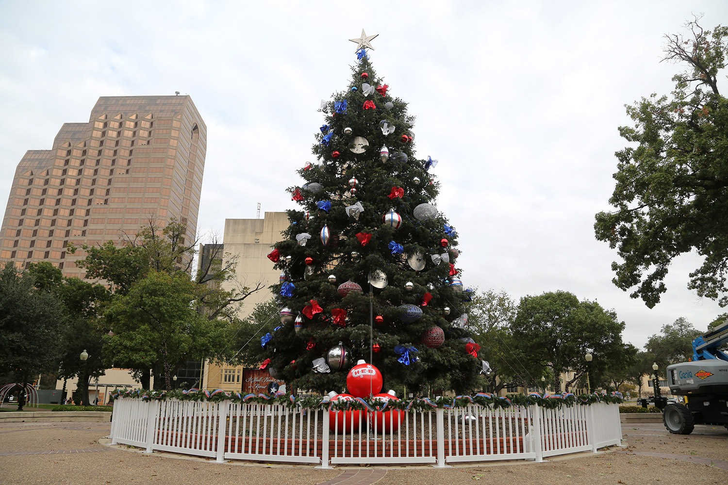 The H-E-B Christmas tree is decorated on Nov. 23, 2020, at Travis Park.‬ <em>Photo by Ben Olivo | Heron</em>