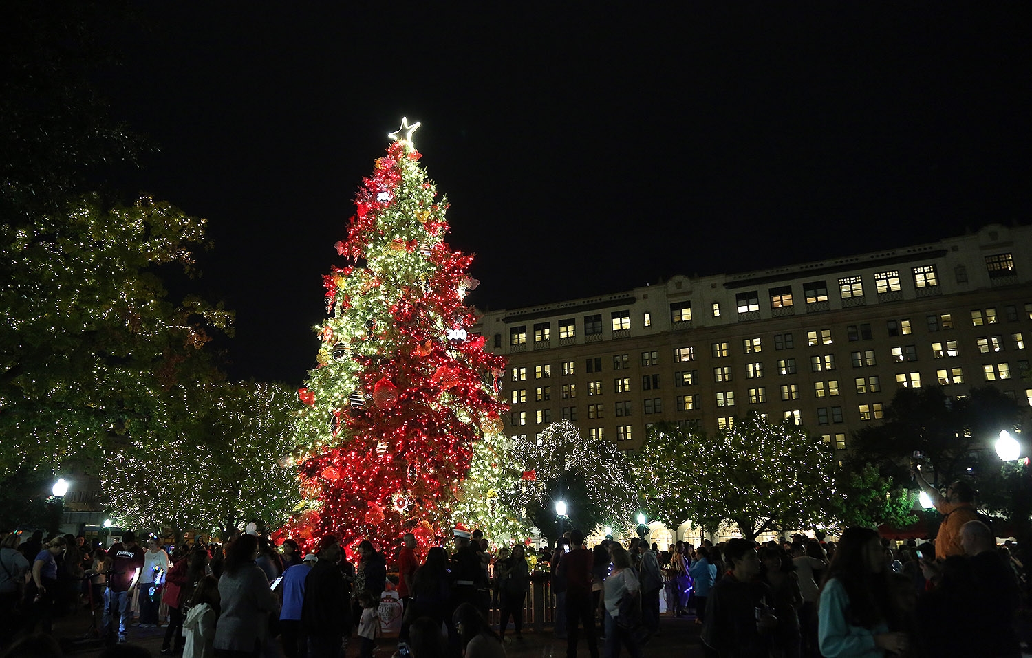 The H-E-B Christmas tree is lit on Friday at Travis Park. <em><b>Photo by Ben Olivo | Heron</b></em>