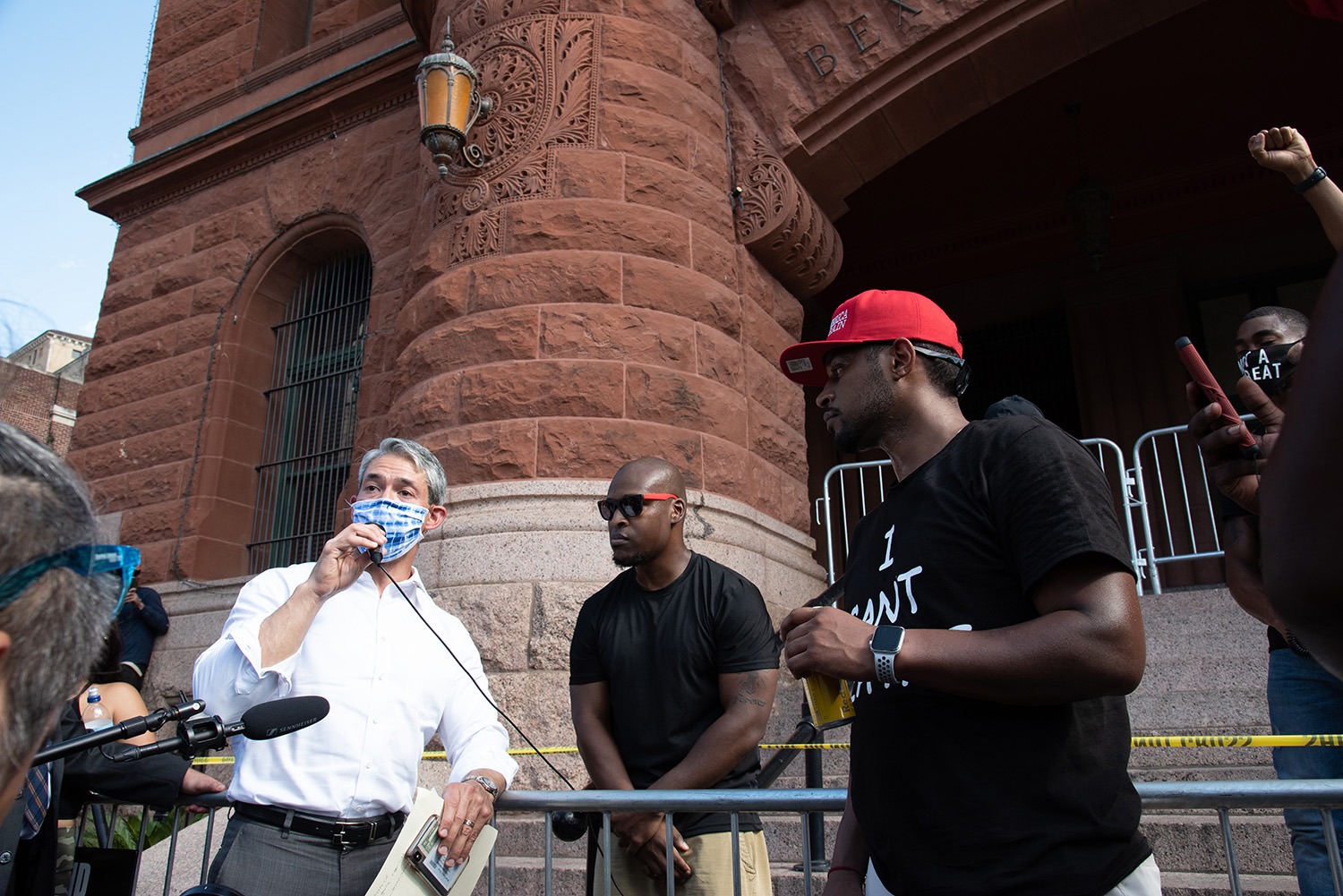 Mayor Ron Nirenberg speaks with protestors, Thursday, June 4 at the Bexar County Courthouse.Photo by V. Finster | Heron Contributor