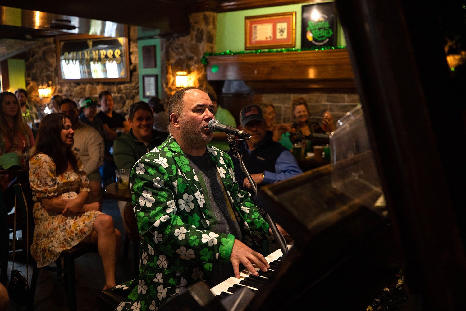A pianist performs at a packed Dirty Nelly’s Irish Pub in downtown San Antonio, Texas, on Thursday, March 17, 2022. Photo by Kaylee Greenlee Beal | @kgreenleephoto | Heron contributor